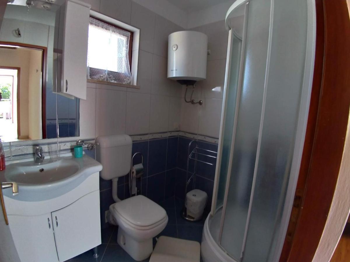 Apartment Njivice 15904B Buitenkant foto