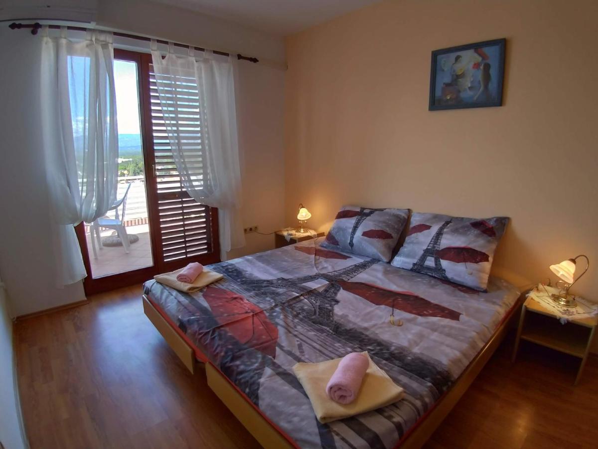 Apartment Njivice 15904B Buitenkant foto