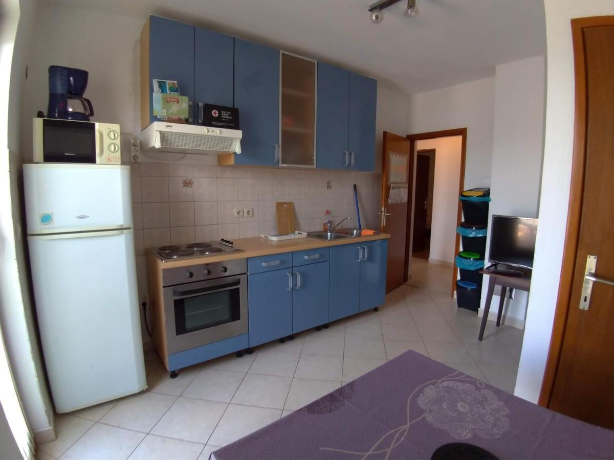 Apartment Njivice 15904B Buitenkant foto